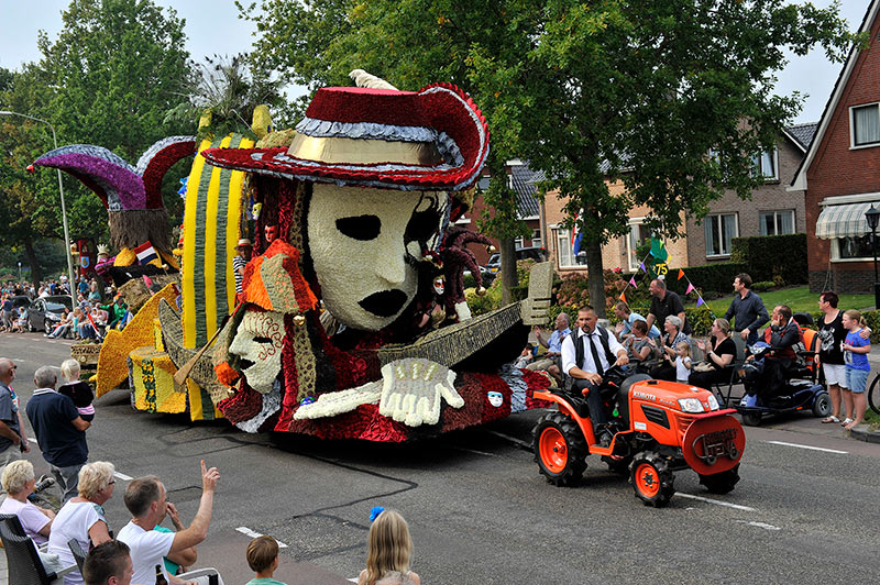 Versierde wagen tijdens de Rodermarktparade in Roden